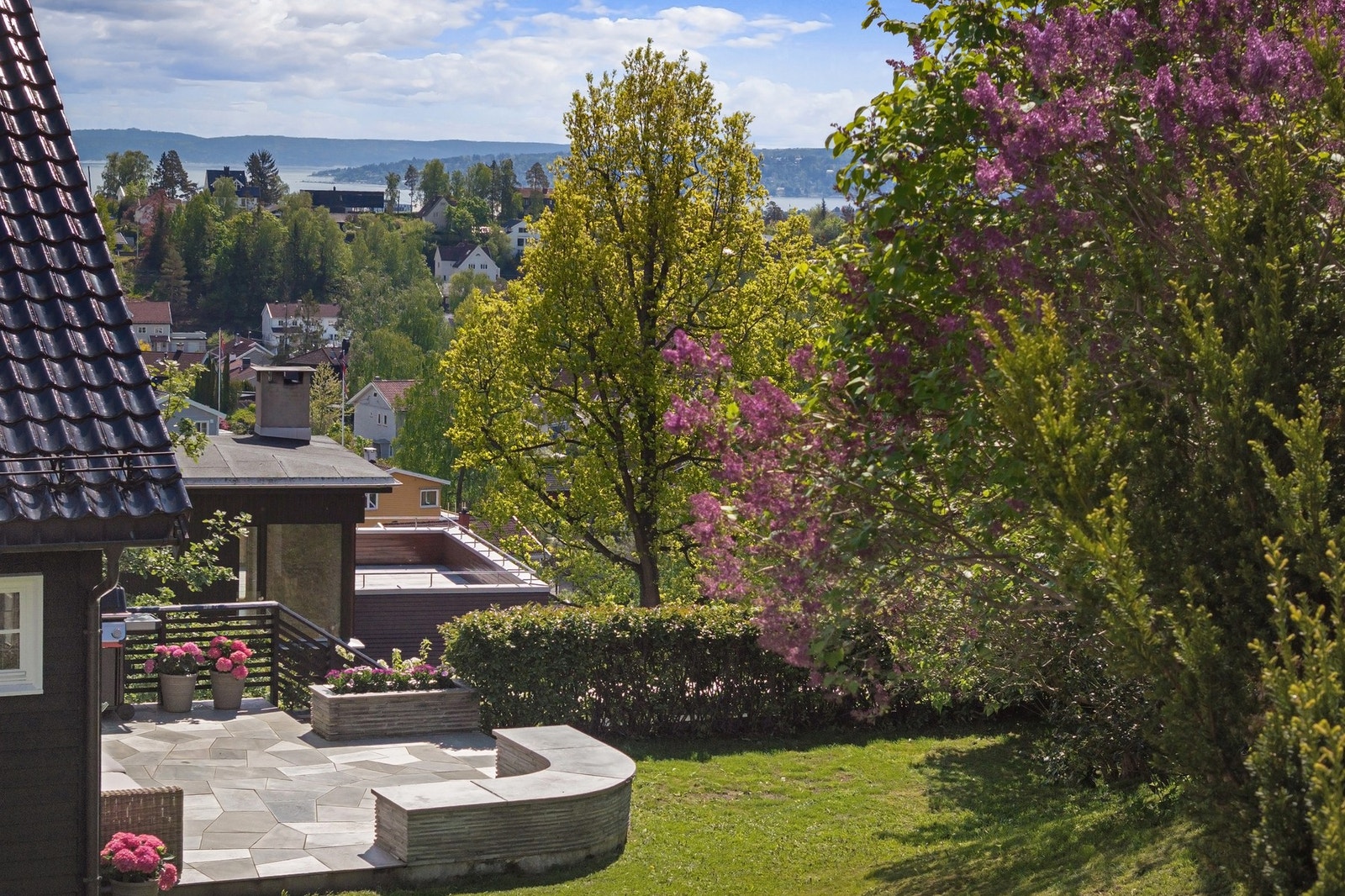 På forsiden av huset og i eplehagen kommer morgensolen allerede fra soloppgang, mens hellelagt uteplass får sol fra ca. kl. 10 og store deler av dagen på sommerstid. Galleribilde