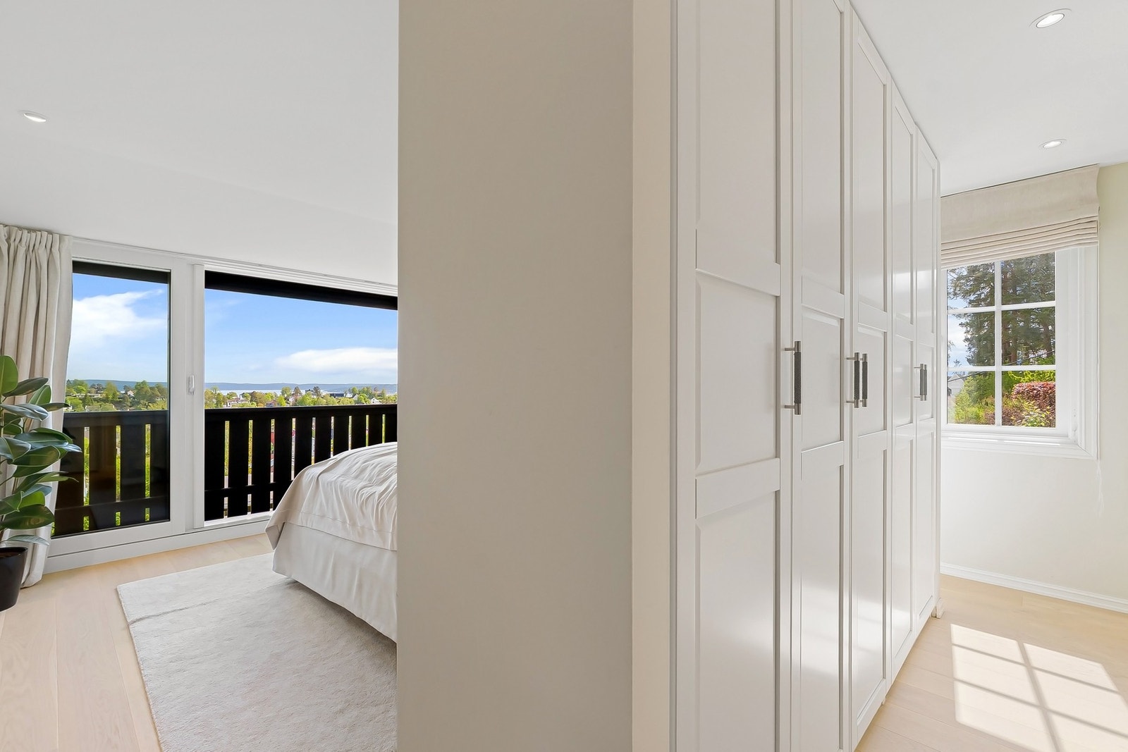 Bak sengen er det en romslig walk-in garderobe med plassbygde garderobeløsninger. Galleribilde