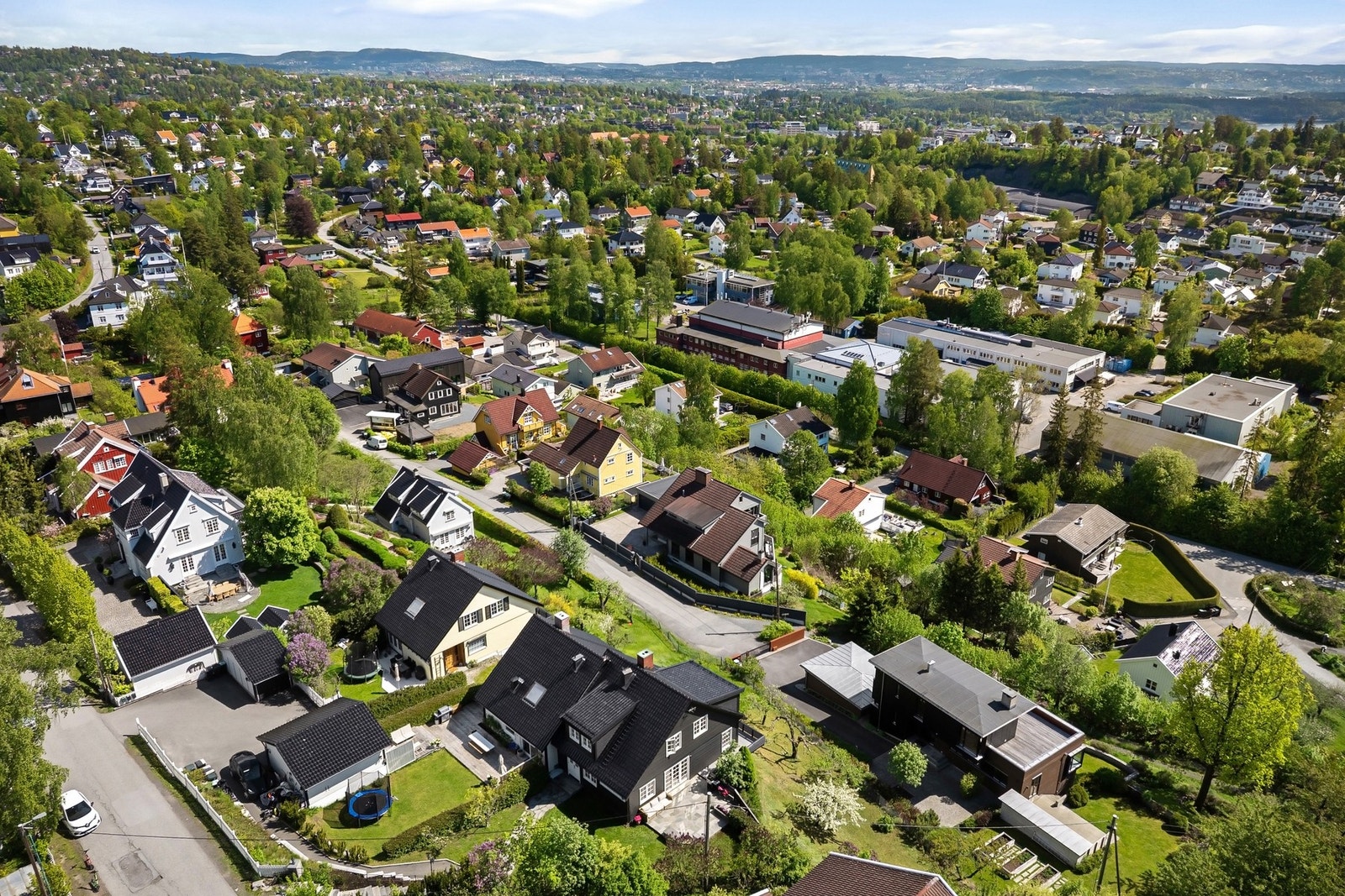 Nabolaget oppleves trygt, etablert og familievennlig, med hyggelige naboer og i stor grad barnefamilier i området. Galleribilde