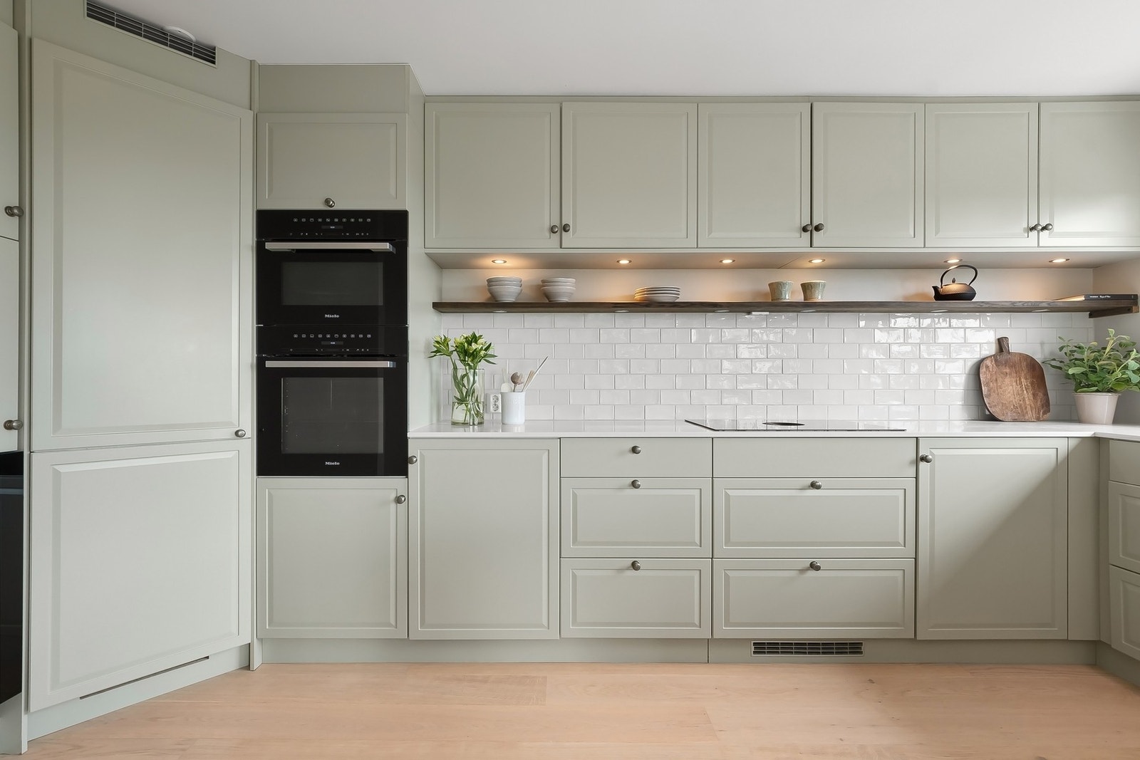 Håndlagde veggfliser fra Fired Earth - ITA Design, armatur fra Quooker og en hvitvarepakke av høy standard; Miele, Bora, Norcool og Siemens. Galleribilde