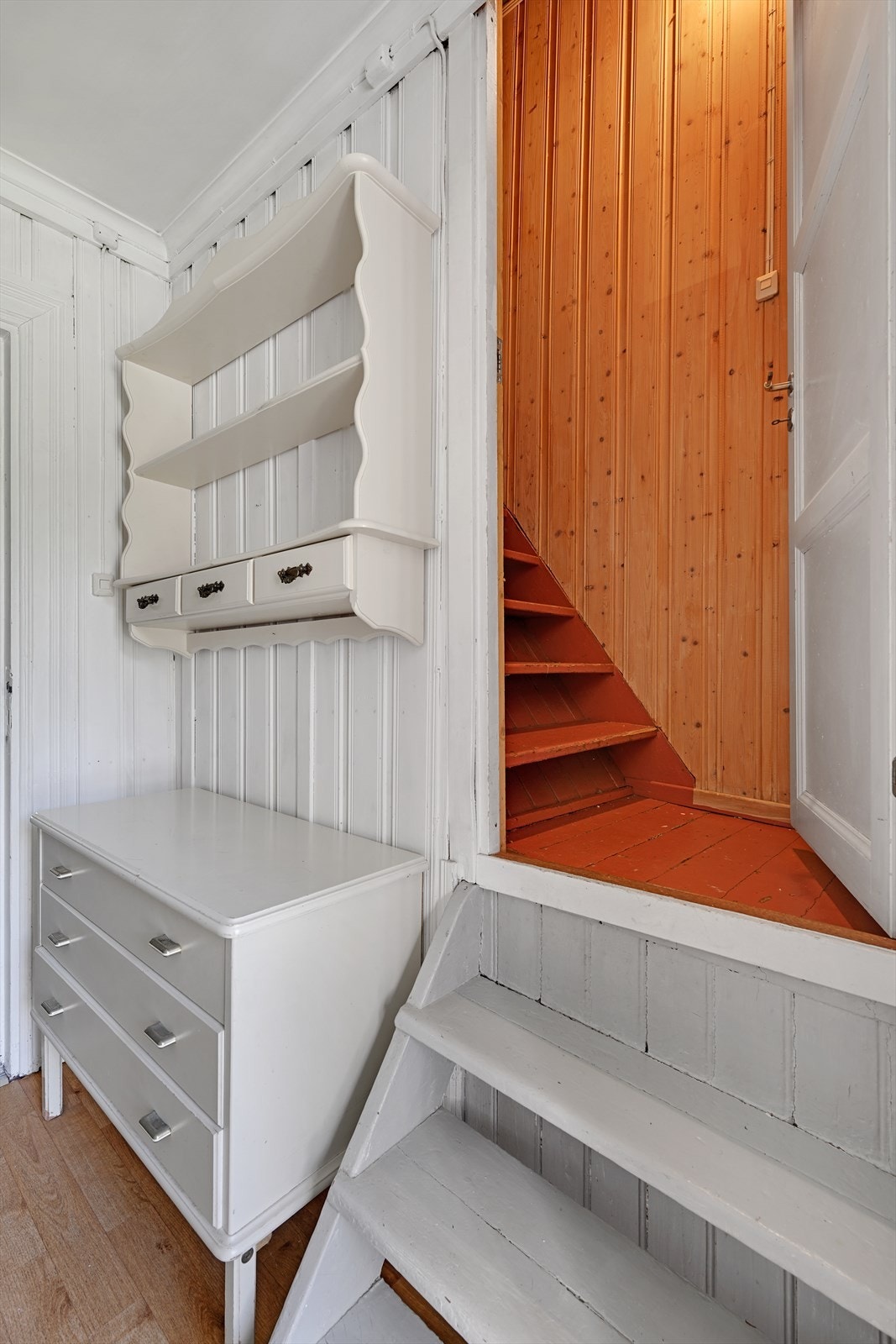 En tretrapp fører opp til et uinnredede loft. Galleribilde