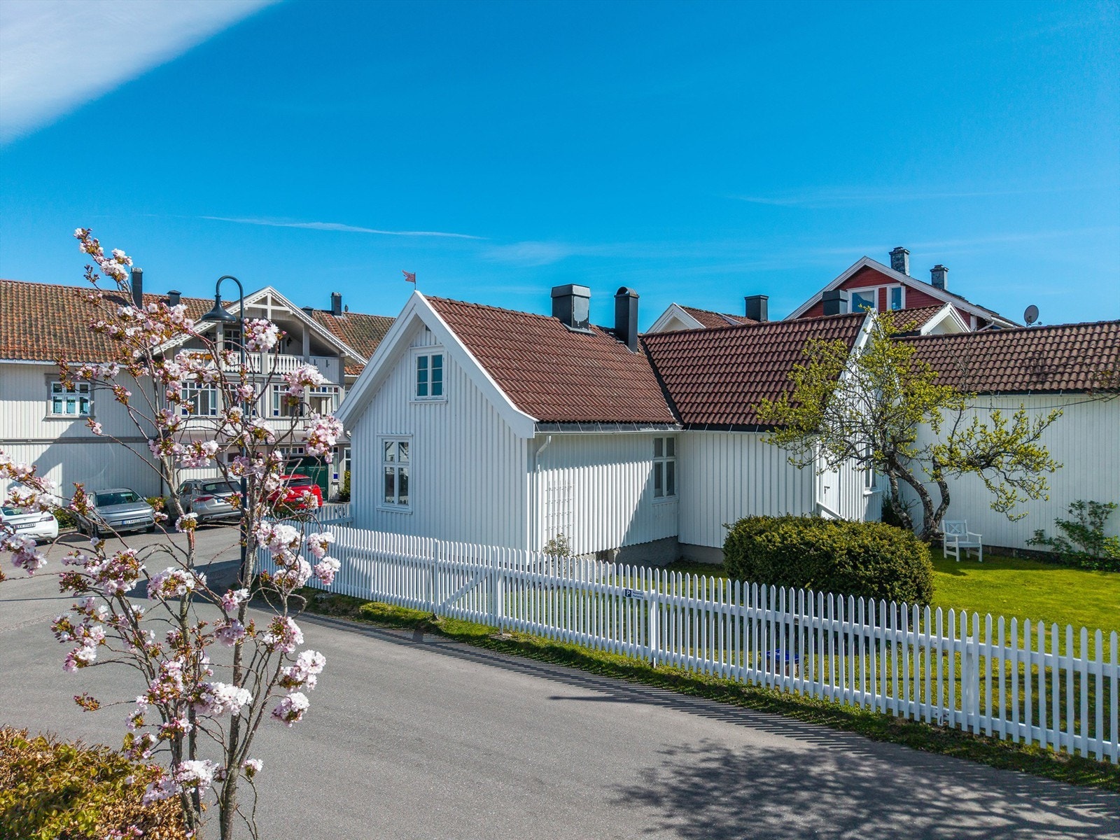 Eiendommen ligger idyllisk til i Åsgårdstrands sjarmerende gater - ved Thaulows plass. Galleribilde