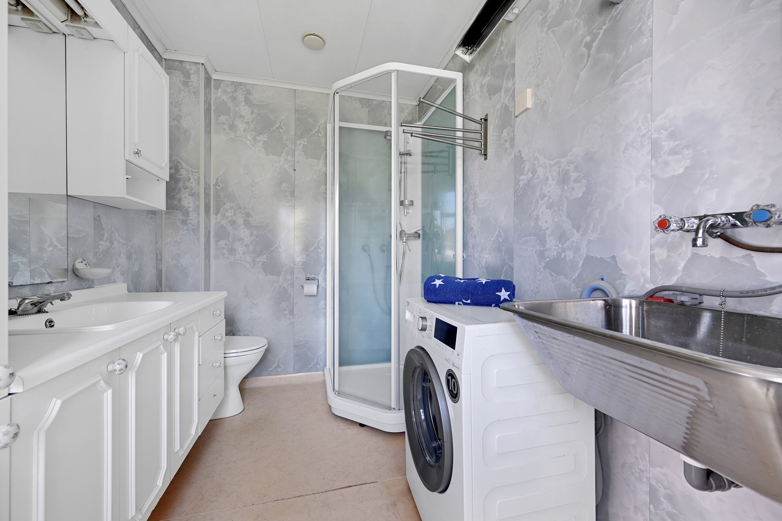 Det er opplegg for vaskemaskin på badet. Galleribilde
