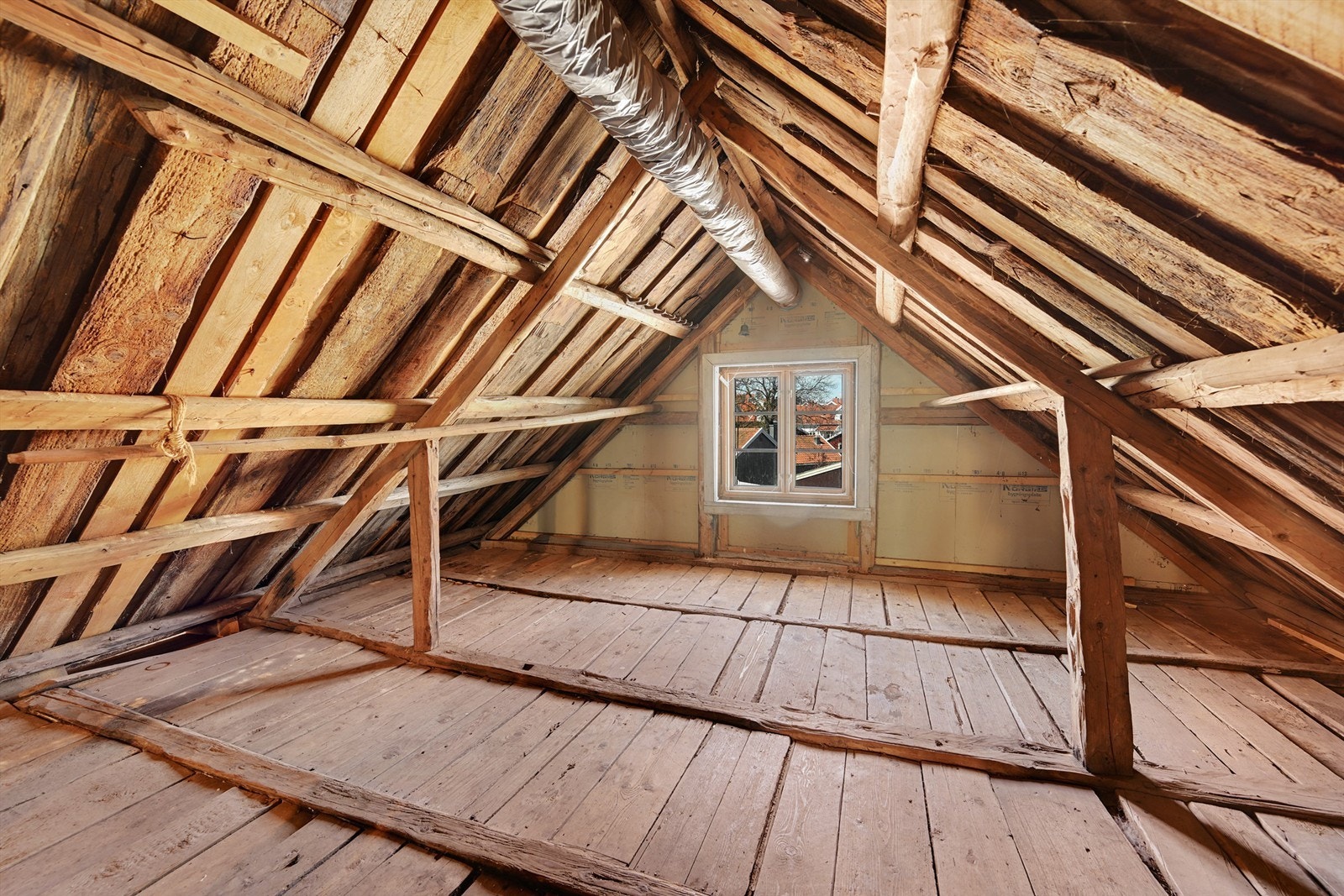 Loftet har et gulvareal på 16 m², hvorav 8 m² er måleverdig areal. Galleribilde