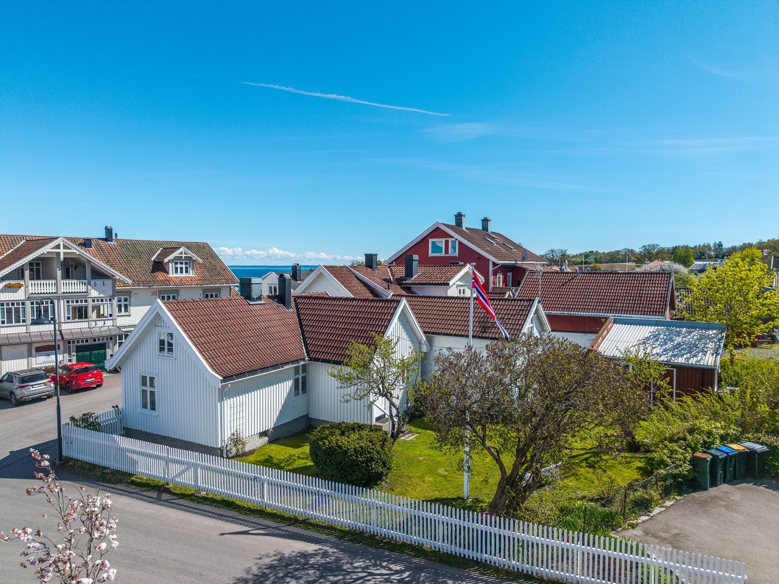 Oversikt over eiendommen med hage og bryggerhus. Galleribilde