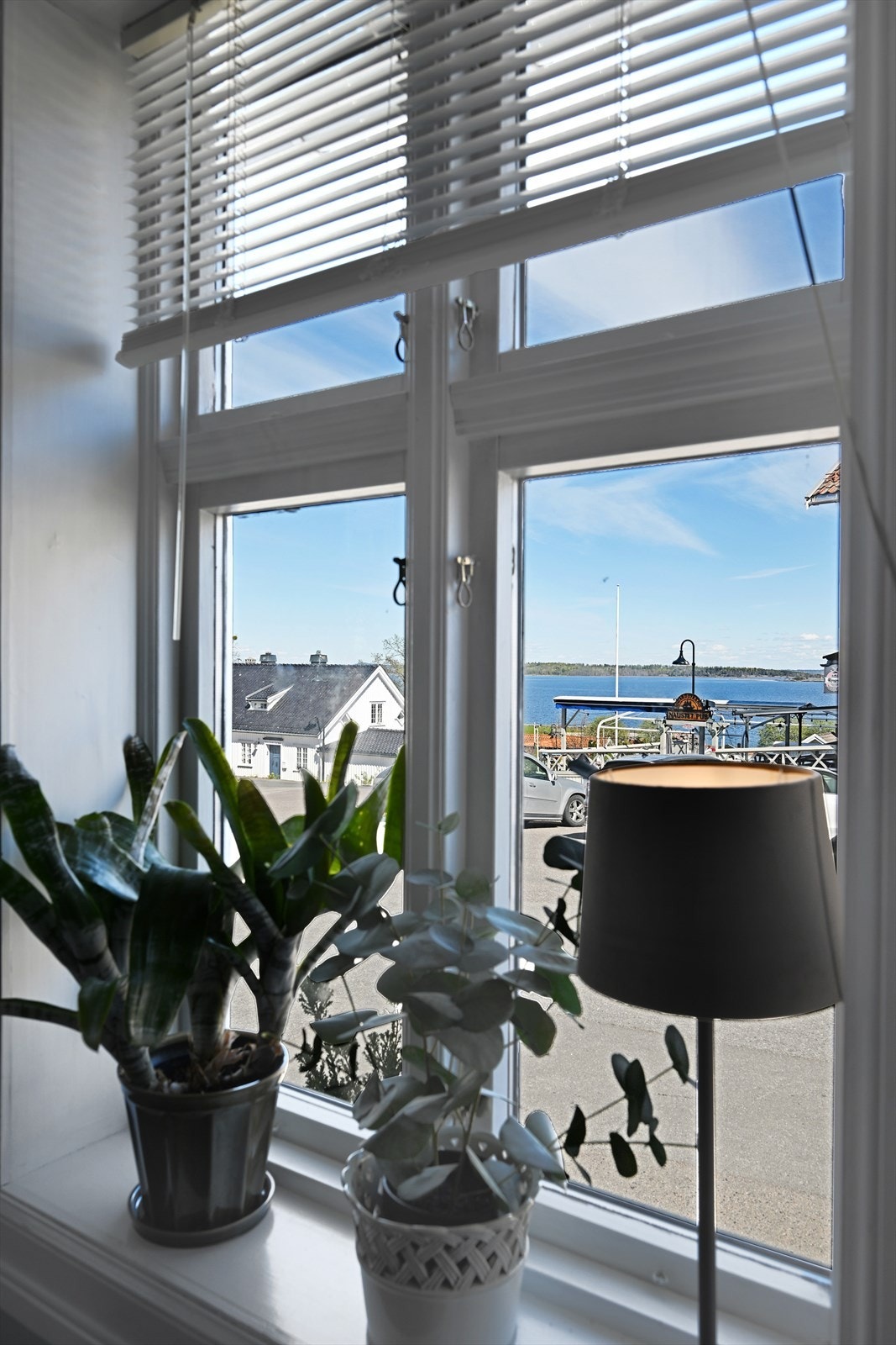 Også innendørs har man et hyggelig utsyn over de sjarmerende omgivelsene. Galleribilde