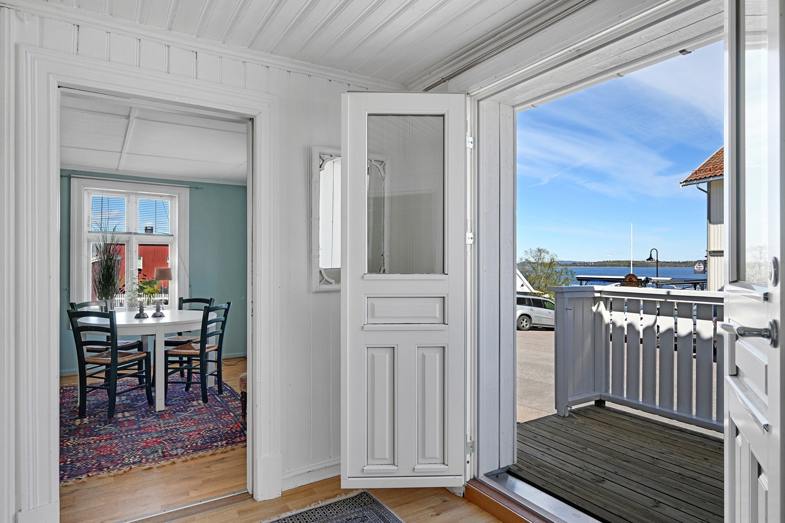 Entré med ytterdør fra 2012. Balkong med utsikt til Oslofjorden. Galleribilde