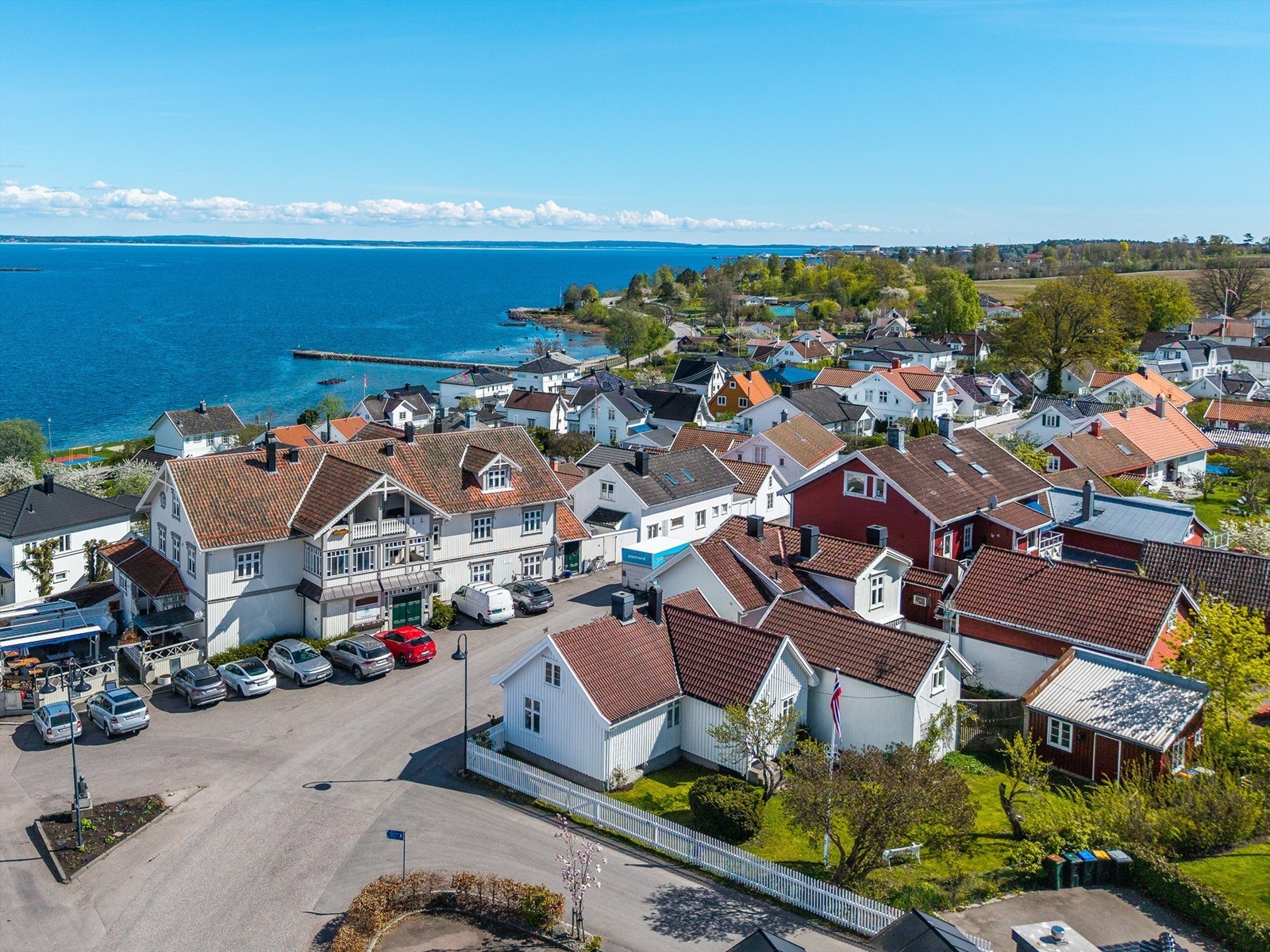Her i Gamle Åsgårdstrand bor du med umiddelbar nærhet til sjøen og båthavnen. Eiendommen har ingen boplikt.
Foto: Fotofinish AS v/Kristian Bollæren Galleribilde