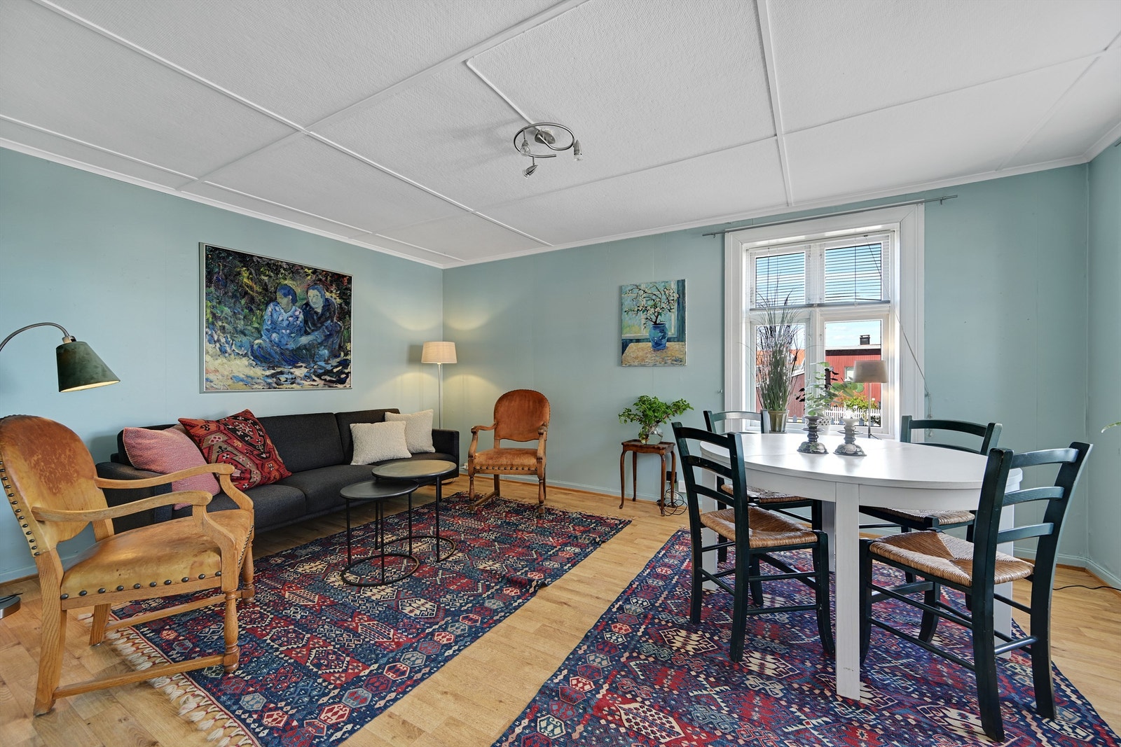 Det er plass til både salong og spisebord i stuen. Galleribilde