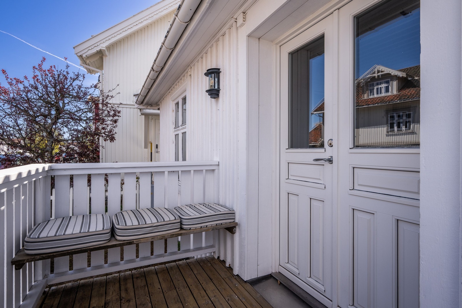 En koselig uteplass ved inngangen, hvor man kan slå av en prat med forbipasserende. Galleribilde