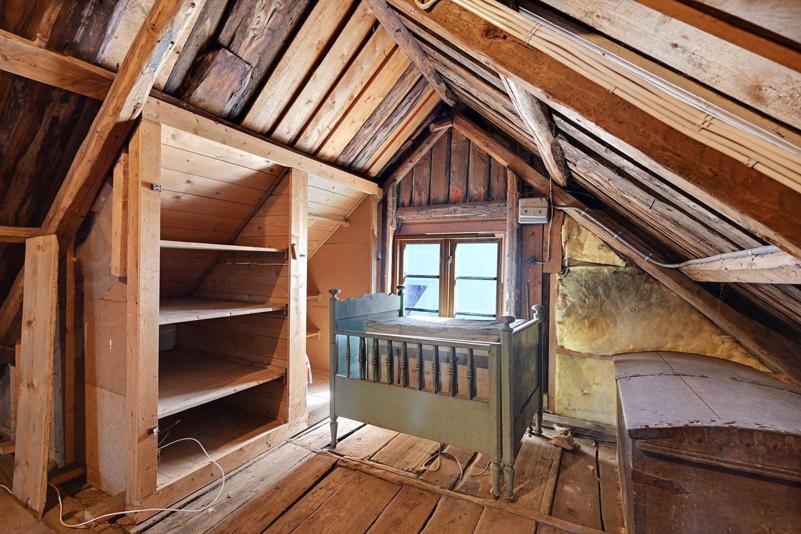 Loft med synlige takbjelker. Galleribilde