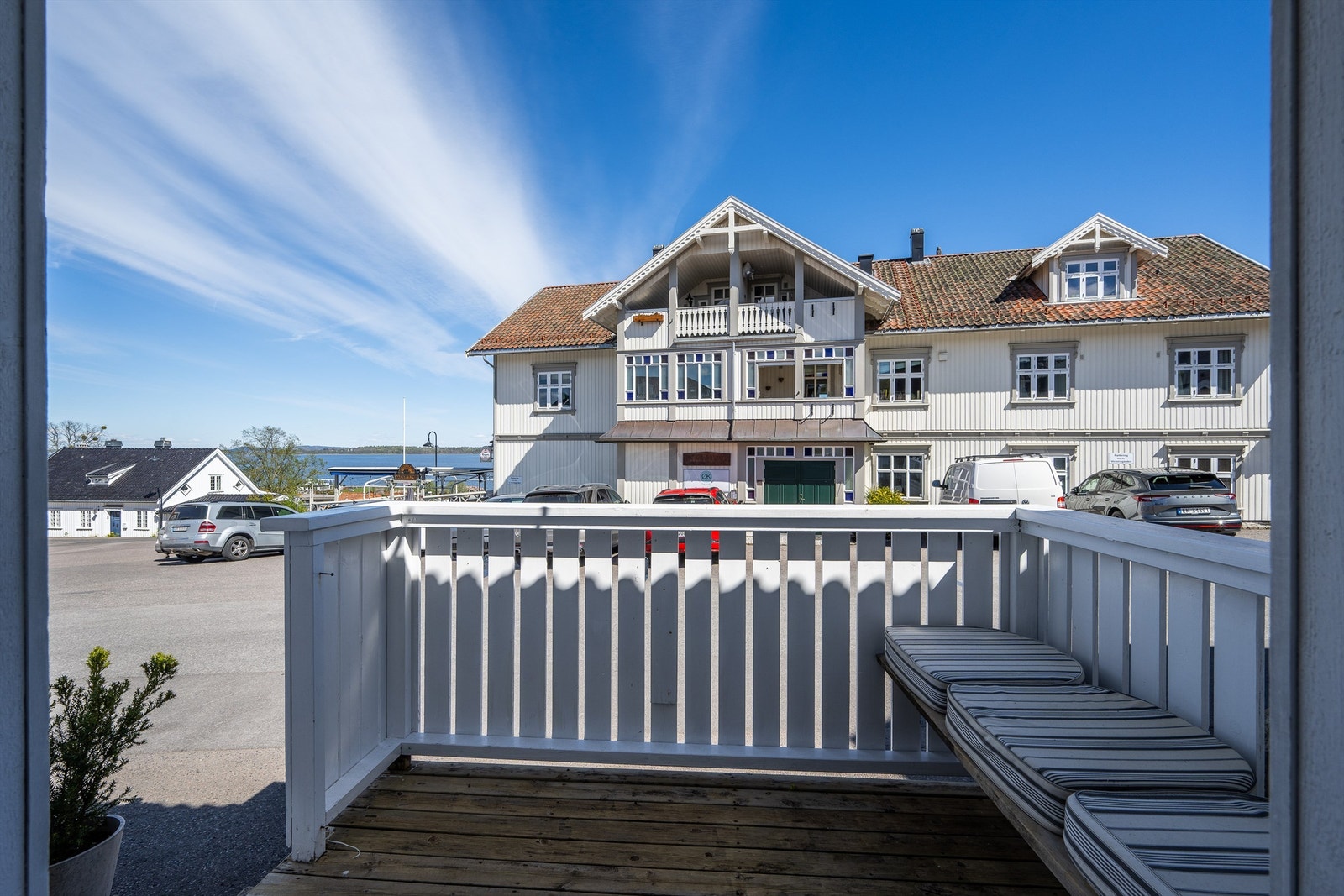 En sosial uteplass ved inngangspartiet. Galleribilde