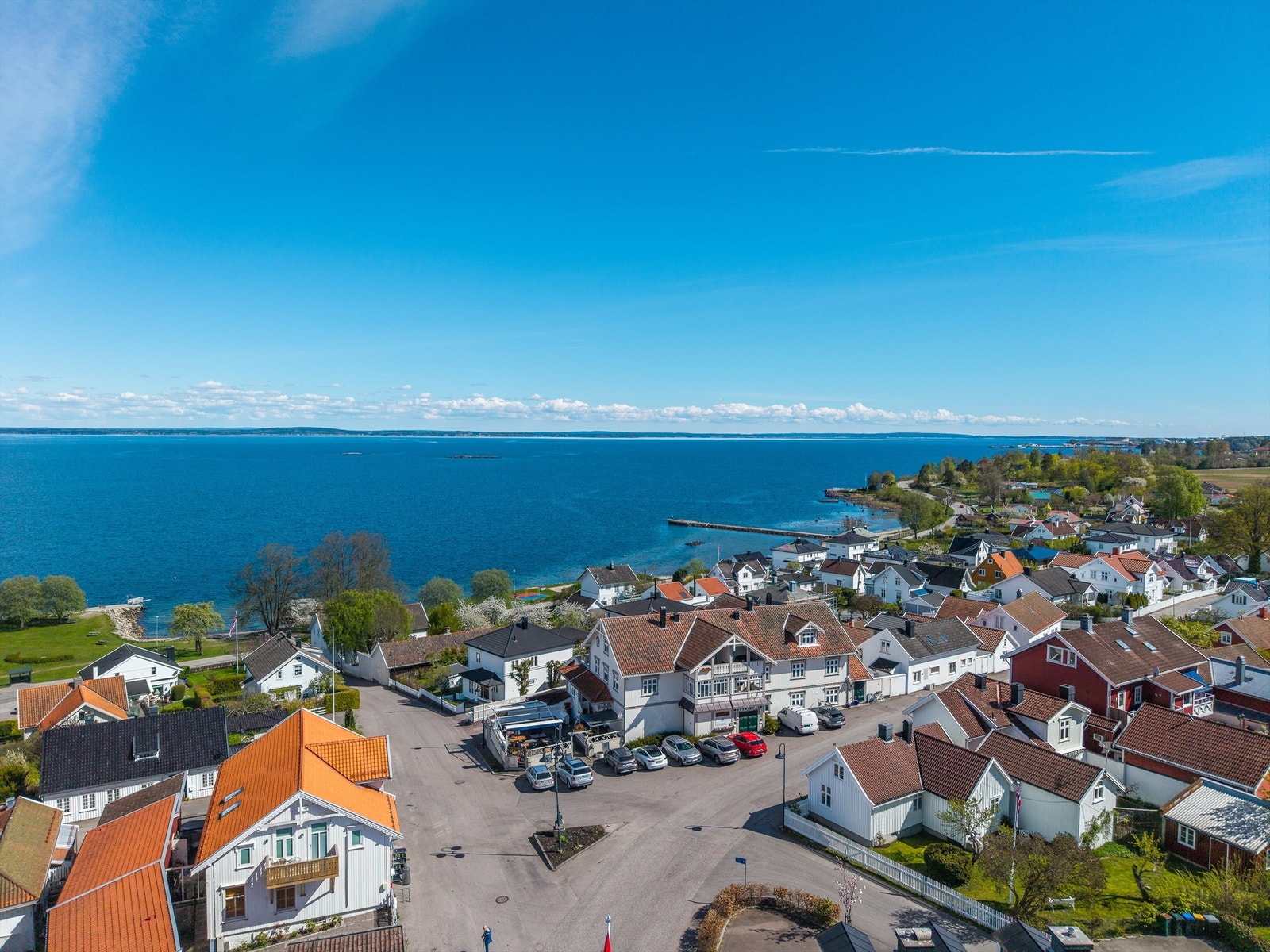Oversikt over Åsgårdstrand med fjorden som nærmeste nabo. Galleribilde