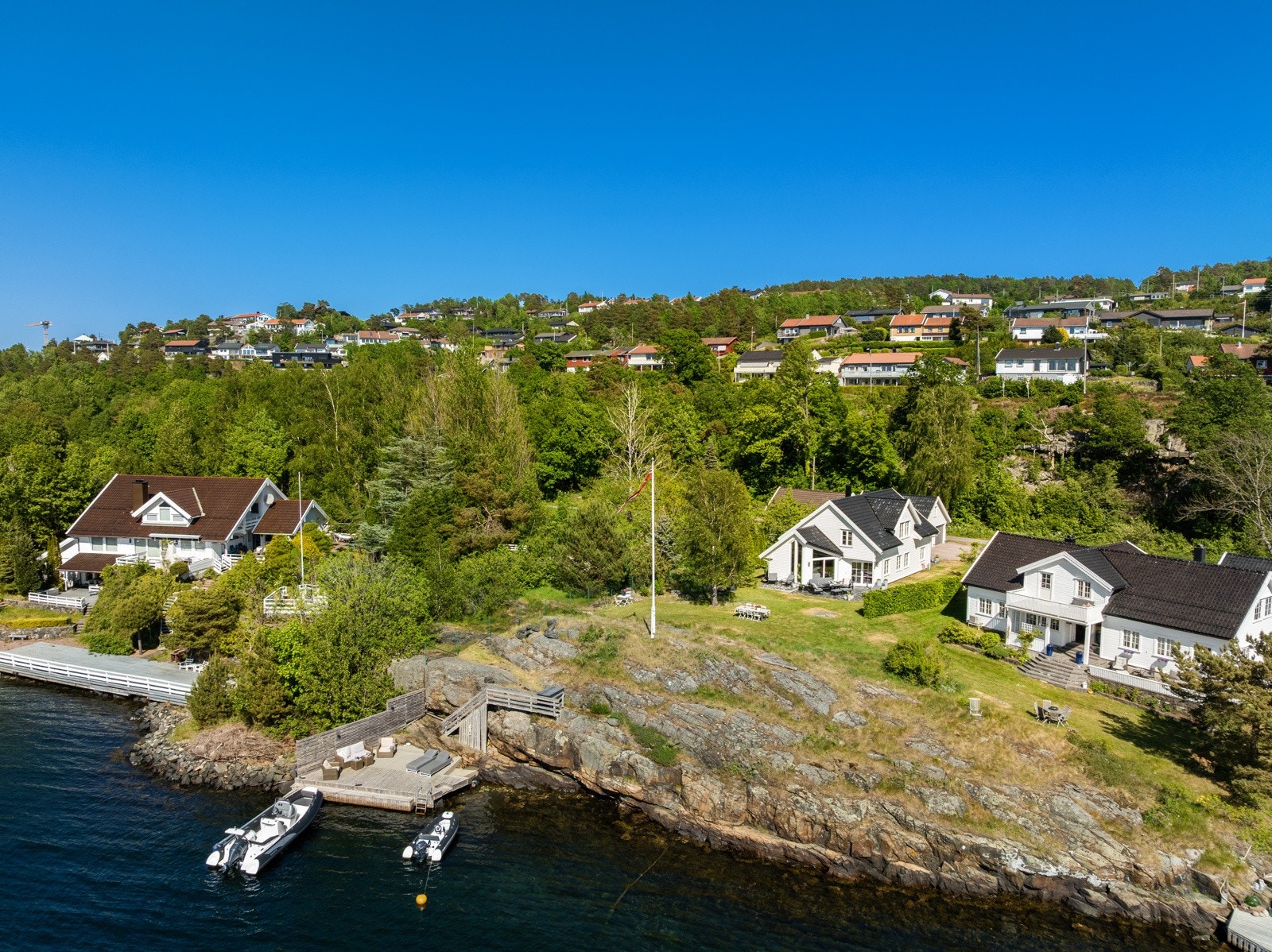 Boligen ligger nydelig til helt i sjøkanten med egen brygge Galleribilde
