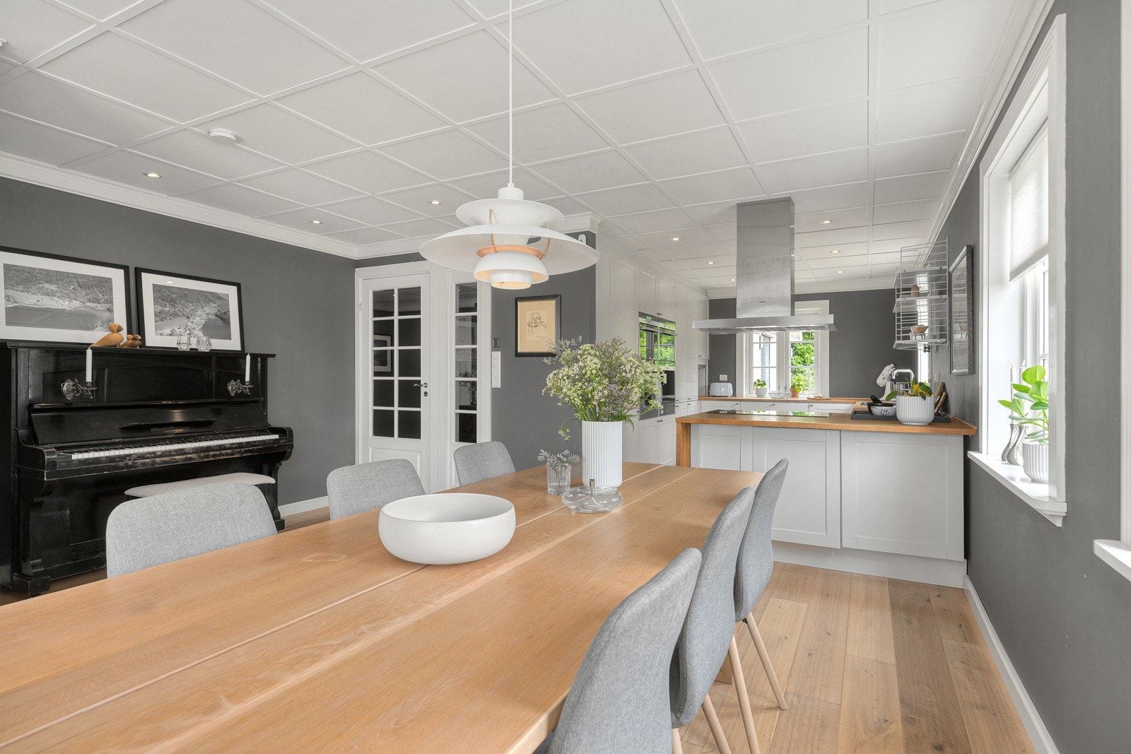 God plass til stort spisestuebord Galleribilde