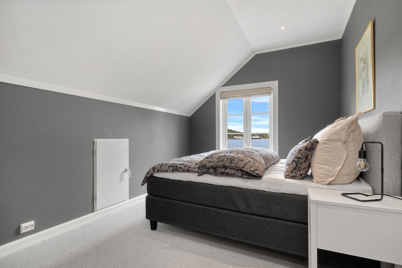Soverom 1 med egen walk-in garderobe Galleribilde