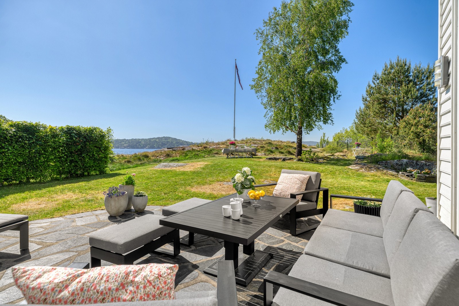 Hyggelig terrasse ut fra stuen med god plass til sittegruppe Galleribilde
