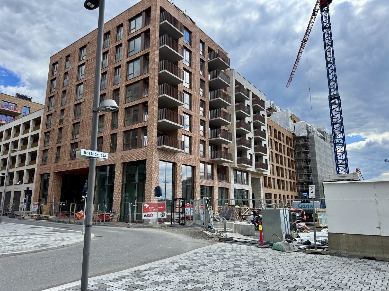 Bilde av fasade sett fra Rostockgata (19.05.2026). De første overleveringene er estimert til å begynne november/desember 2026. Galleribilde