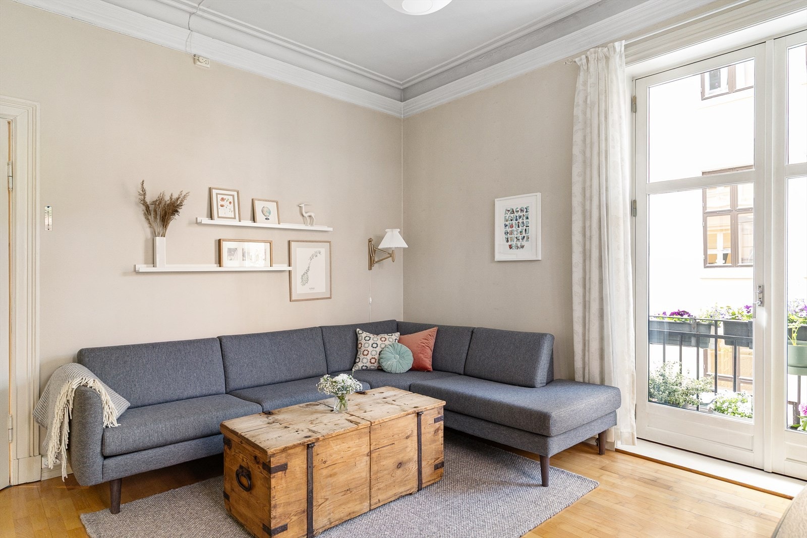 Den gode planløsningen åpner for flere møbleringsmuligheter med god plass til sofagruppe, TV-møblement og spisebord med tilhørende stoler. Galleribilde