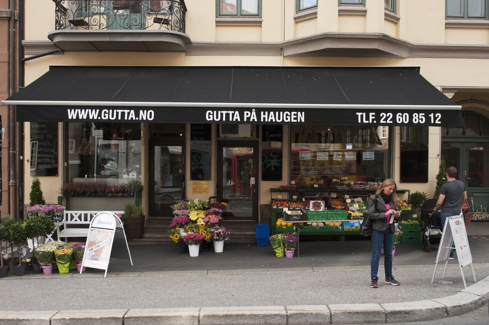 Kort vei fra boligen ligger populære Gutta på Haugen - en velkjent delikatessebutikk og café med fokus på kvalitetsmat og lokale råvarer. Galleribilde
