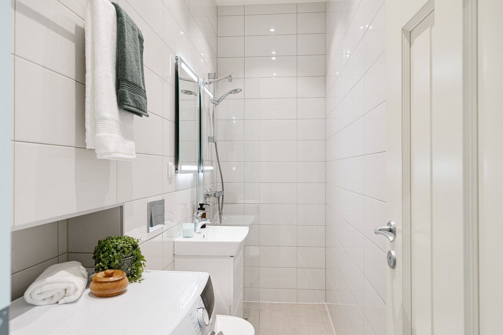 Pent, flislagt baderom med gulvvarme og downlights i himlingen, renovert i 2016. Galleribilde