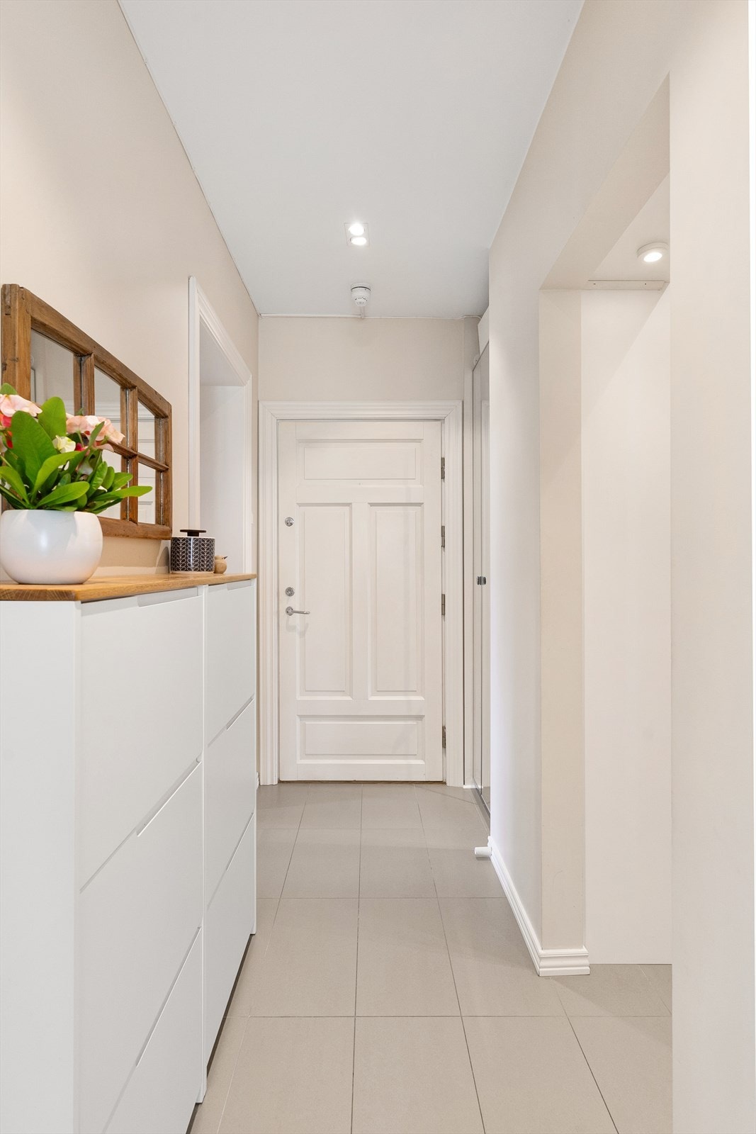 Velkommen inn! Leiligheten har en innbydende entré med downlights i himlingen, flislagt gulv og gulvvarme, noe som gir et stilrent uttrykk og en behagelig ankomst til boligen. Galleribilde