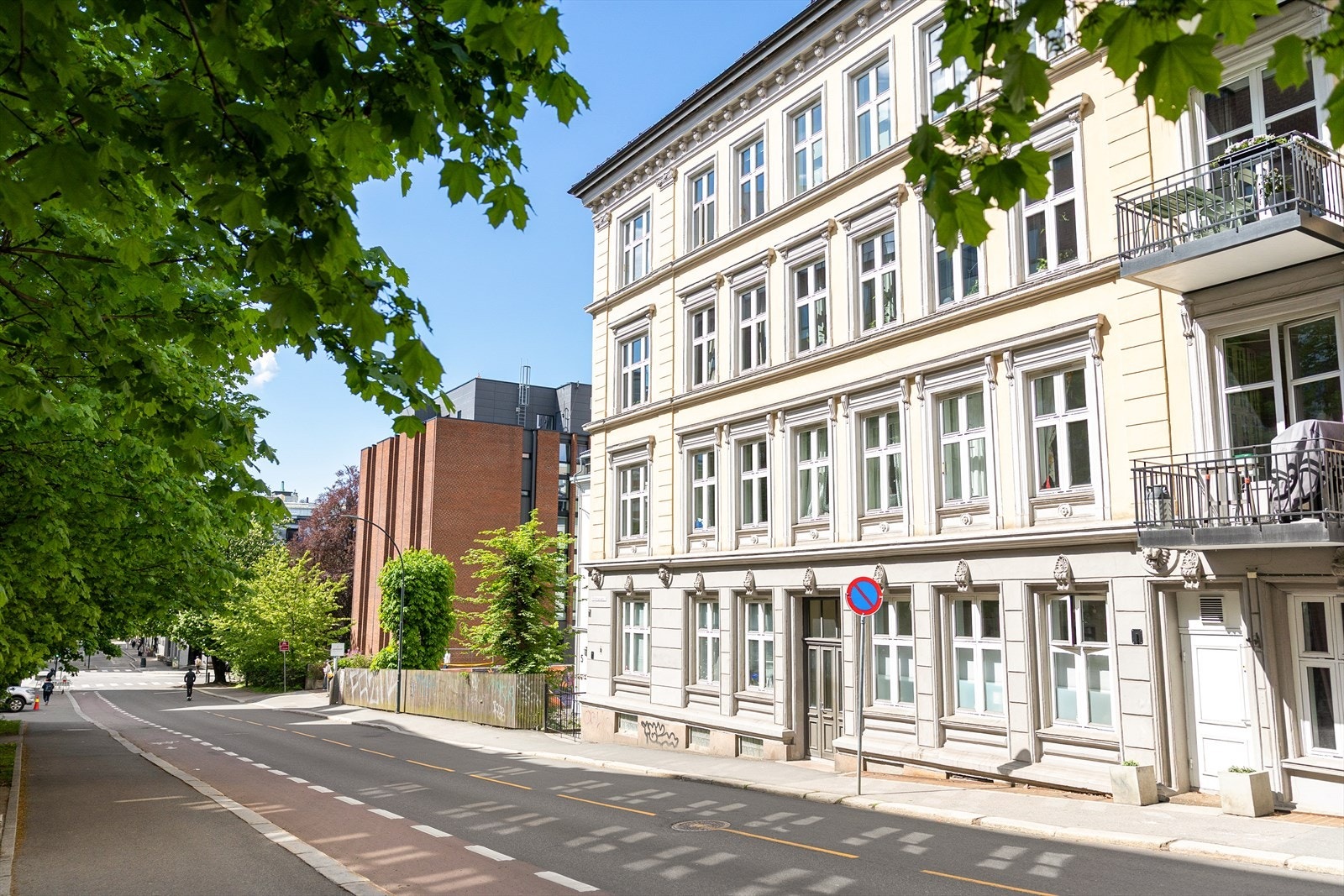 Boligen har en meget sentral beliggenhet ved Holbergs plass, midt mellom St. Hanshaugen og Slottet. Galleribilde