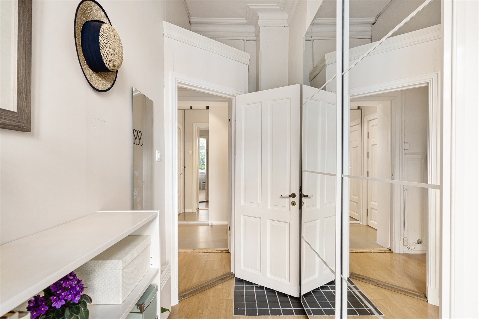 Soverommet har gode oppbevaringsmuligheter i en romslig skyvedørsgarderobe med speildører. Det er også praktisk oppbevaringshylle over døren. Galleribilde