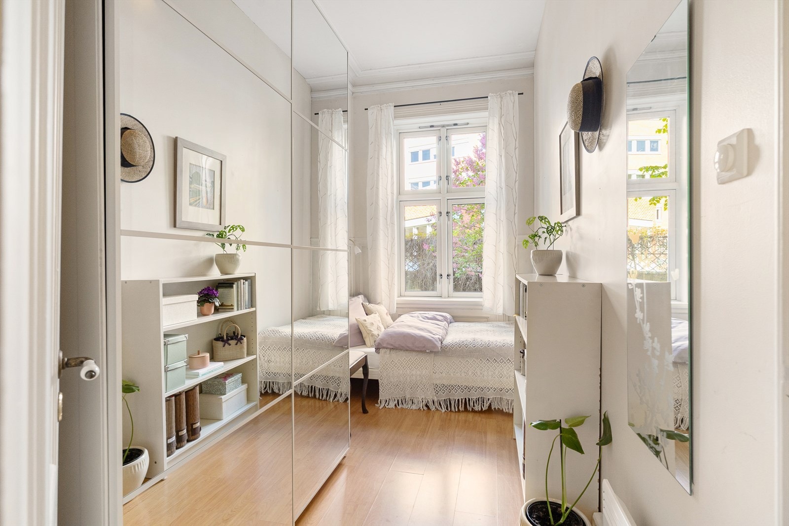 Soverom 2 har god plass til seng og øvrig møblement, med fleksible innredningsmuligheter. Galleribilde