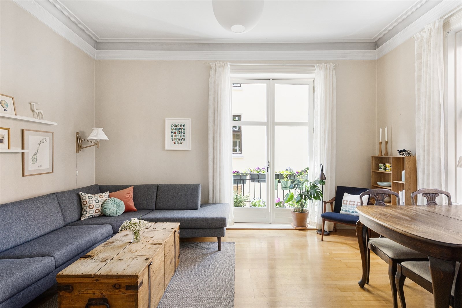 Gulvet er belagt med parkett, og overflatene er malt i delikate og moderne fargetoner som gir rommet et stilrent og innbydende uttrykk. Galleribilde