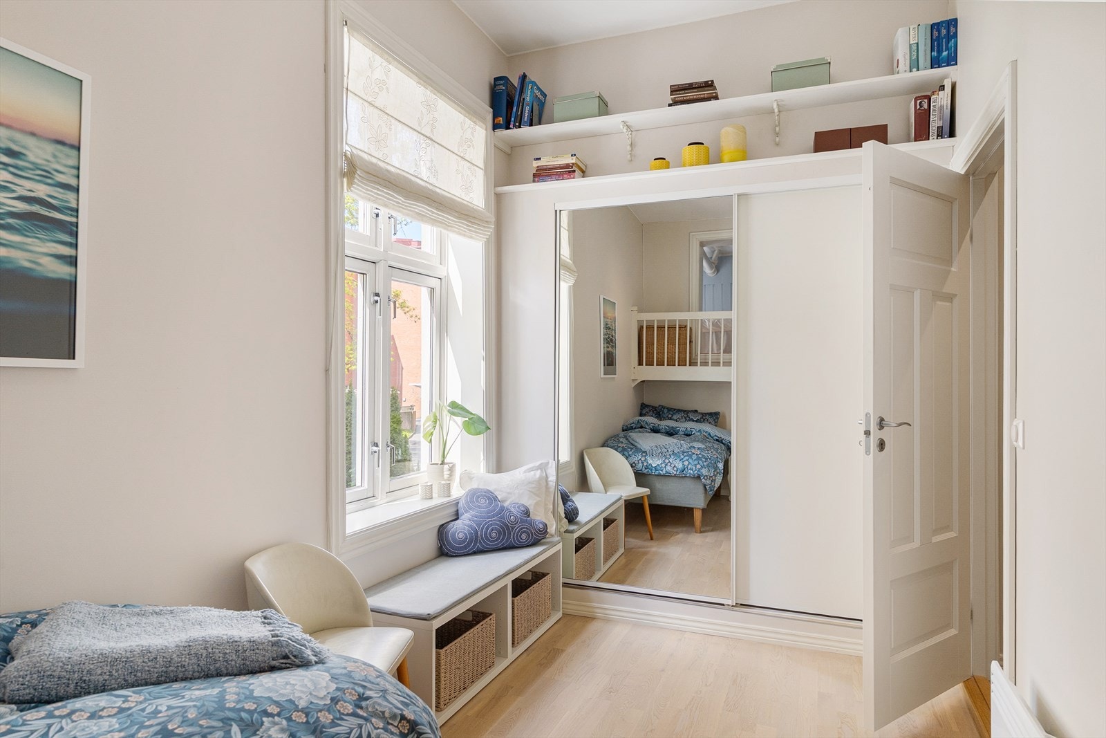 Rommet har også oppbevaringsmuligheter i skyvedørsgarderobe. Galleribilde