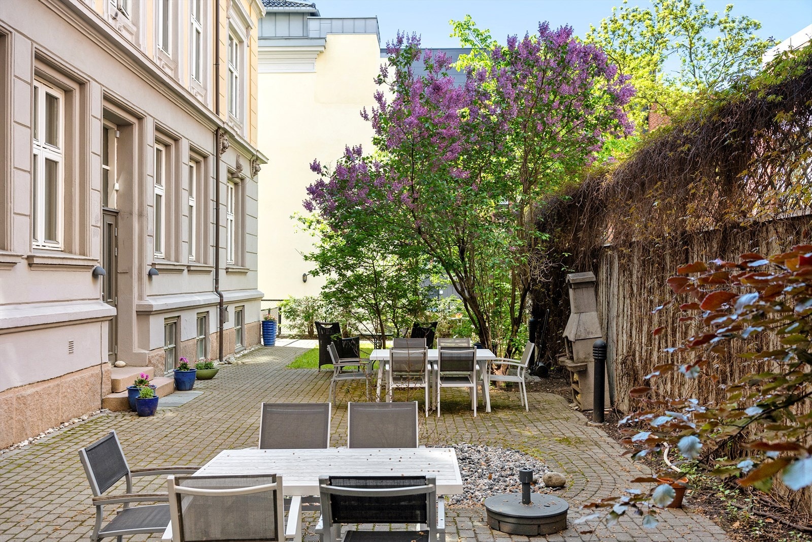 Veldrevet sameie med en idyllisk og skjermet bakgårdshage som gir et rolig og hyggelig uteområde for beboerne. Galleribilde