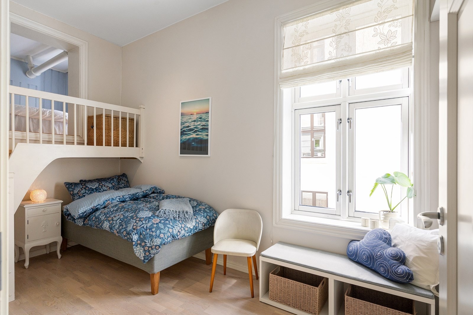 Hovedsoverommet er romslig og har god plass til dobbeltseng, nattbord og øvrig møblement. Galleribilde