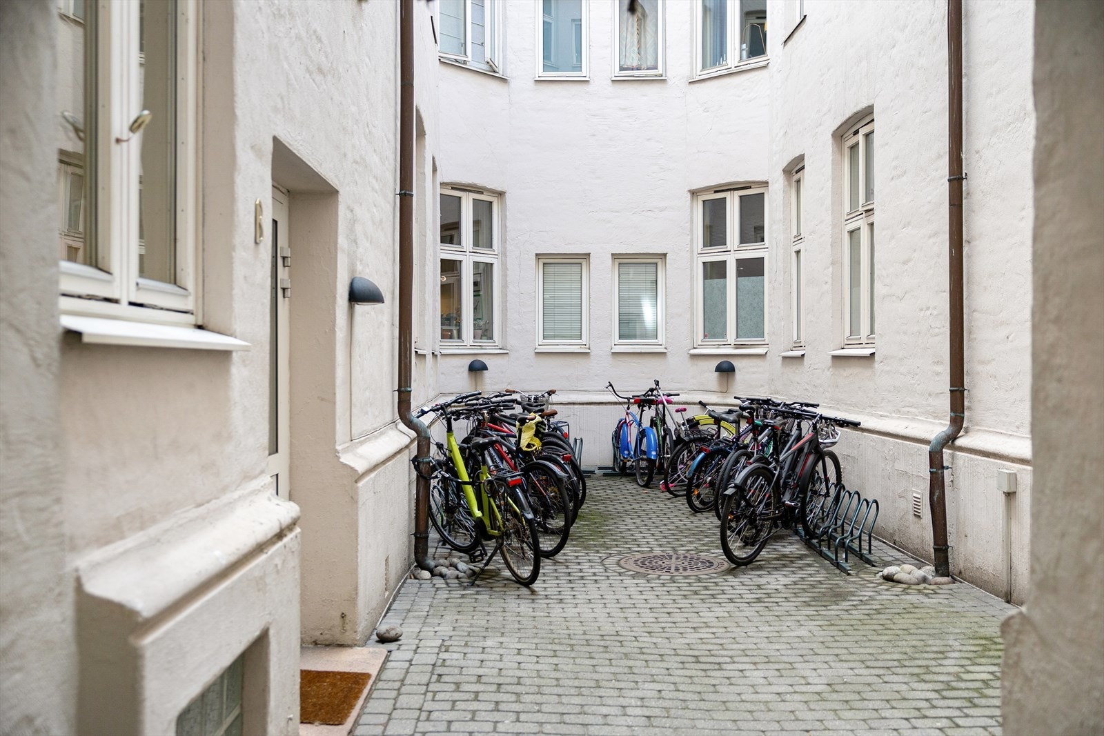 Det er sykkelparkering i indre gårdsrom. Galleribilde