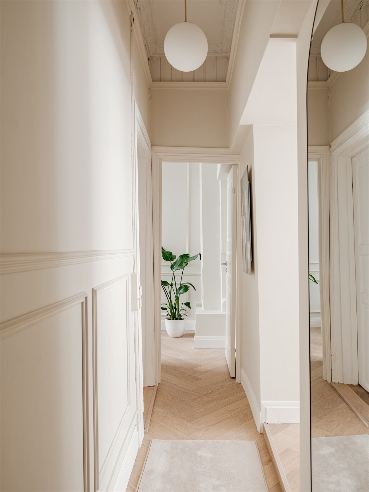 Lekker og oppgradert entré med direkte tilgang til stue/kjøkken, soverom 2 og baderom. Galleribilde