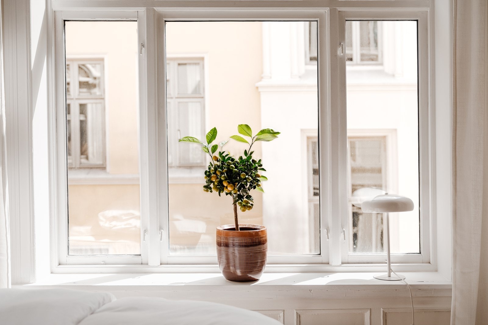 Med rikelig av naturlig lysinnslipp fra vindusflater, kombinert med de lyse overflatene, blir soverommet et lunt og bedagelig rom for avslapning. Galleribilde