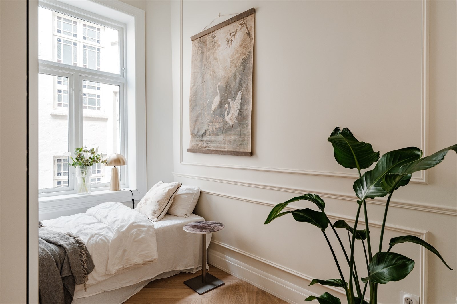 Leilighetens andre soverom holder høy standard, med god plass til seng og tilhørende møblement samt. garderobeløsning. Galleribilde