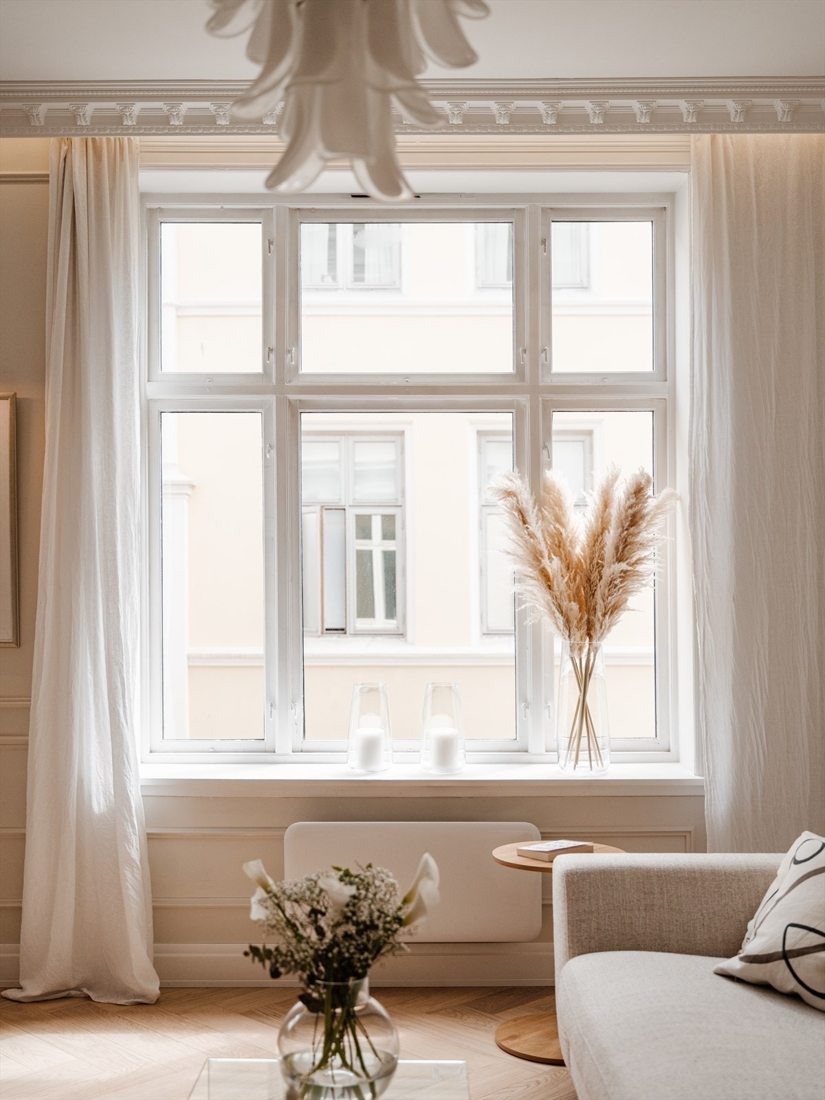 Her har du store vindusflater som sørger for rikelig med naturlig lys. Galleribilde