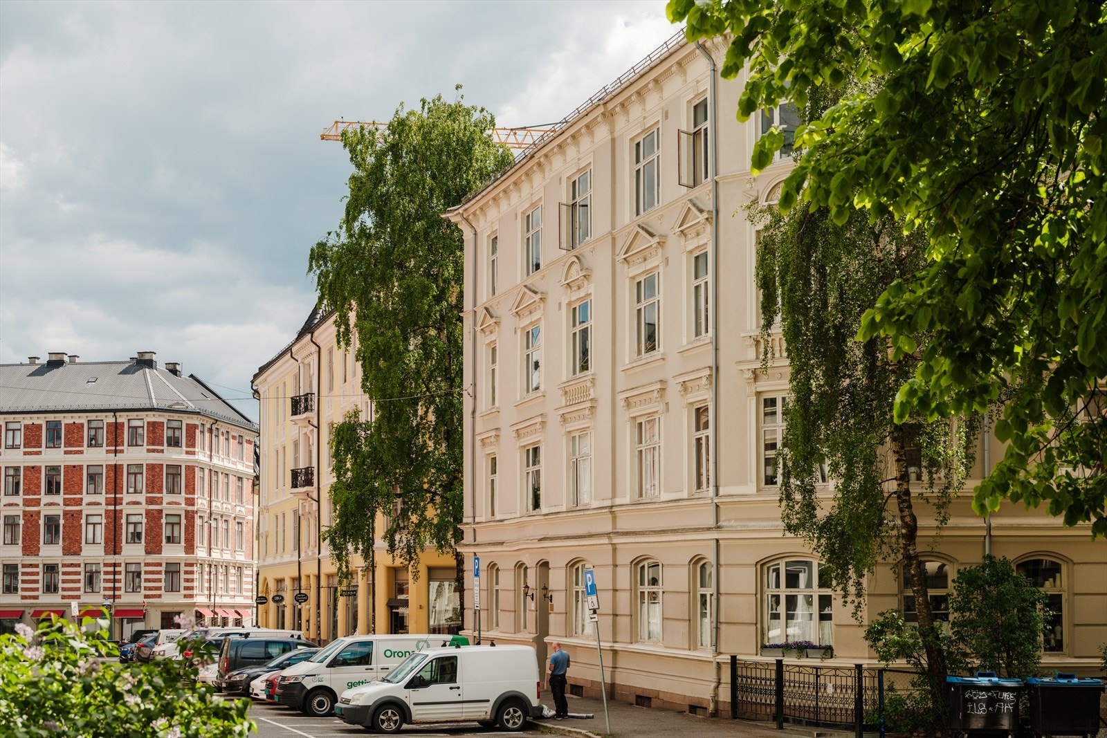 Fasadebilde. Her bor du i et ettertraktet nærområde med byens puls og Slottsparken rett rundt hjørnet, samtidig som du kan nyte rolige omgivelser beliggende i tilbaketrukket blindvei. Galleribilde