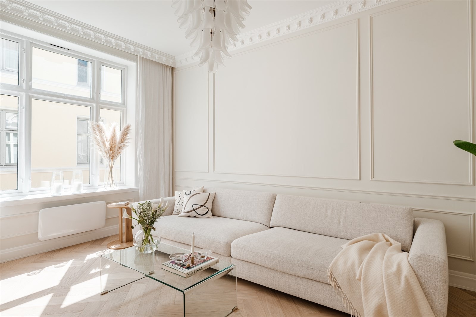 Store deler av leiligheten ble pusset opp i 2025 med bl.a. hevet tak, avrettet gulv samt. klassiske og lekre detaljer for det lille ekstra. Galleribilde