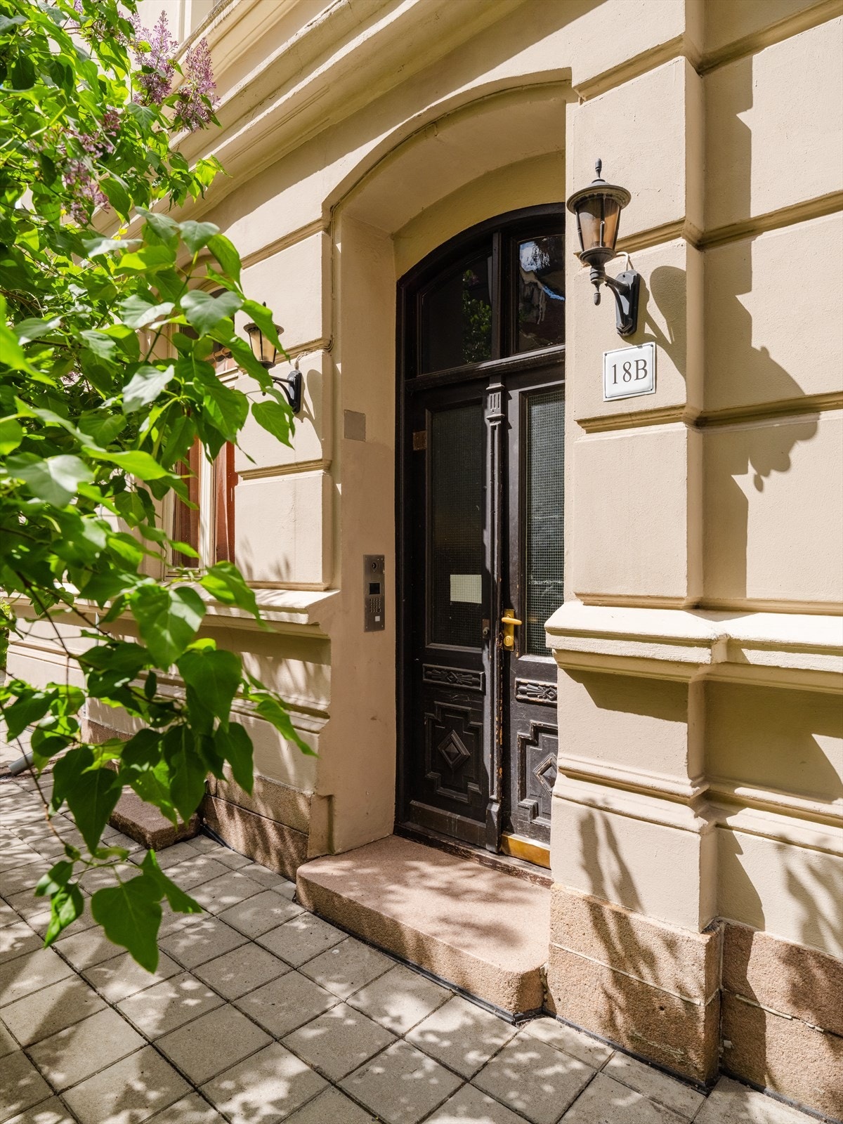 Innbydende inngangsparti i historisk bygård med godt bevarte detaljer. Galleribilde