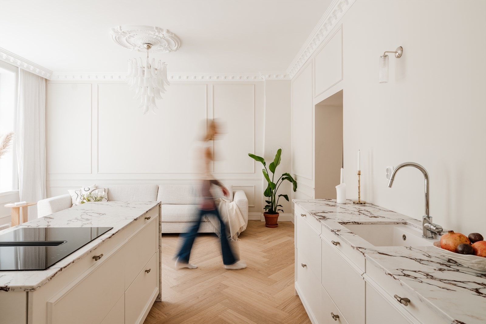 Den åpne løsningen gjør at du kan være sosial med gjestene mens du kokkelerer. Galleribilde