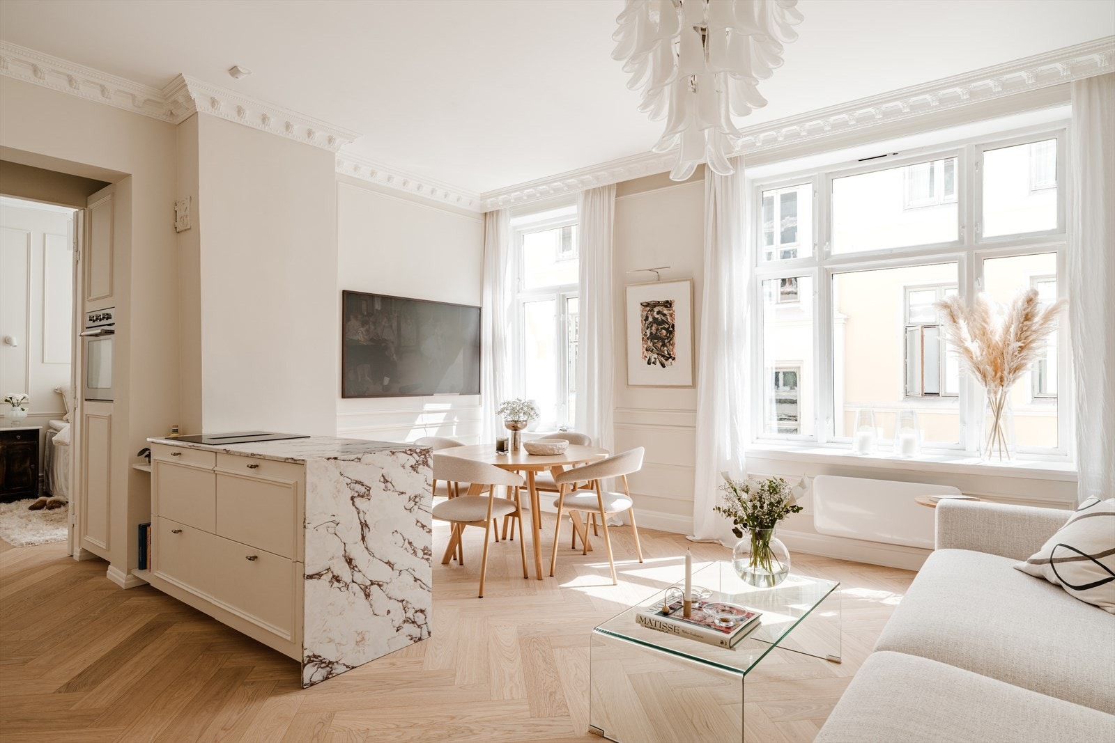 Et romslig allrom med god plass til både sofagruppe og spisebord med tilhørende møblement. Galleribilde