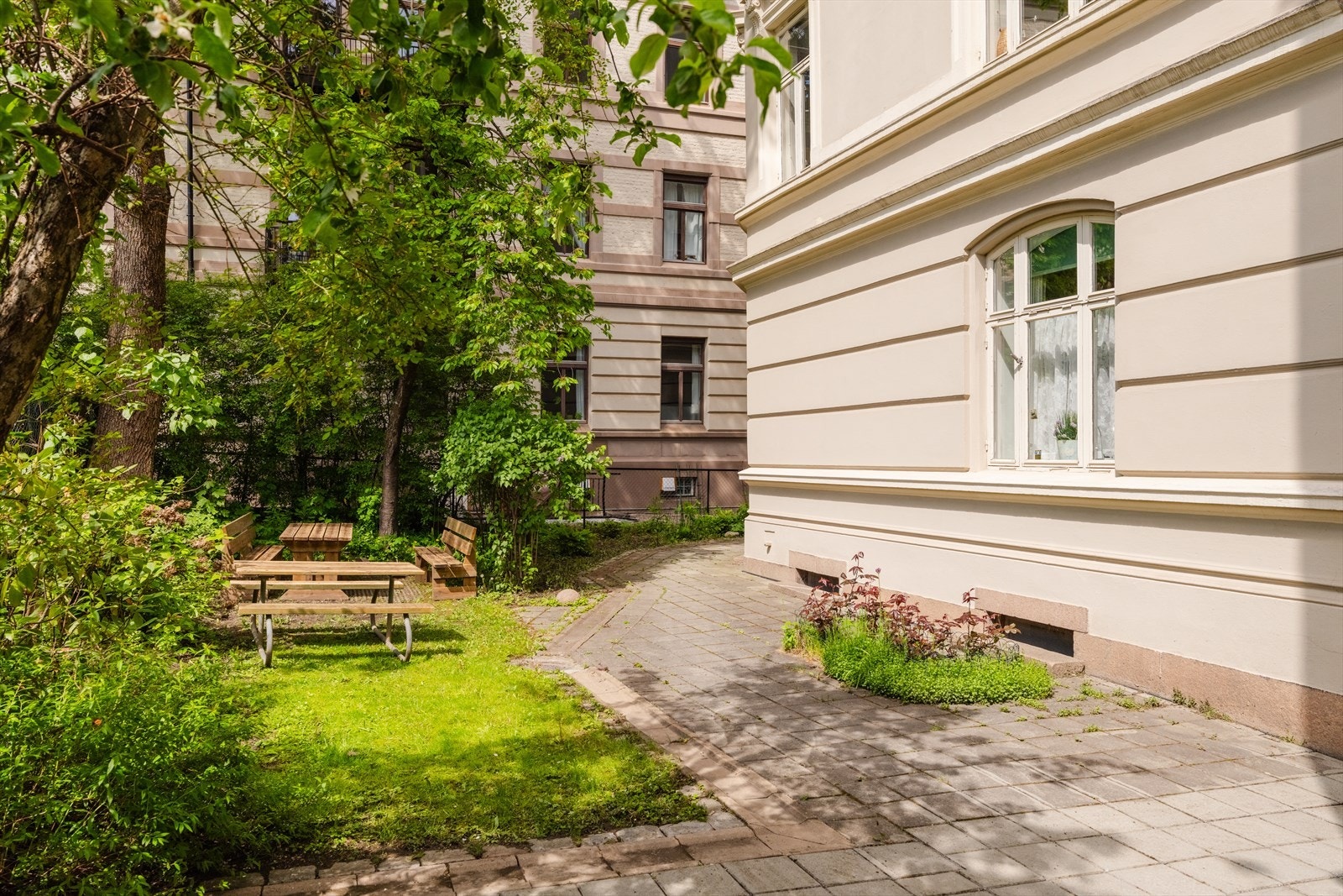 Hyggelig bakgård med sittegrupper og grønne omgivelser om sommeren! Galleribilde