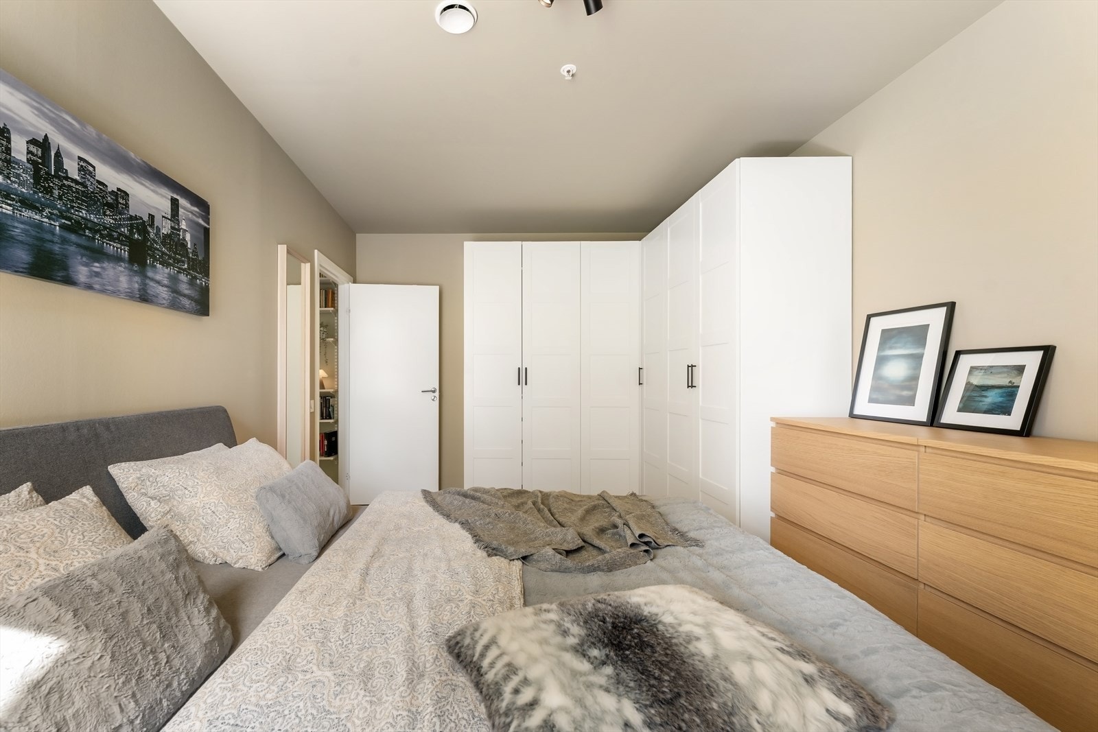 Utstyrt med stor garderobe som har rikelig med garderobeplass. Galleribilde