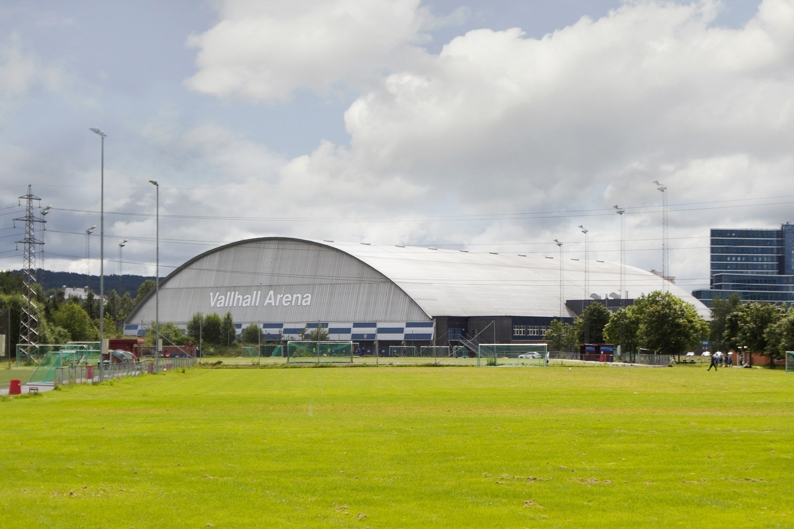 Ca. 800 meter til Vallhall Arena. Galleribilde