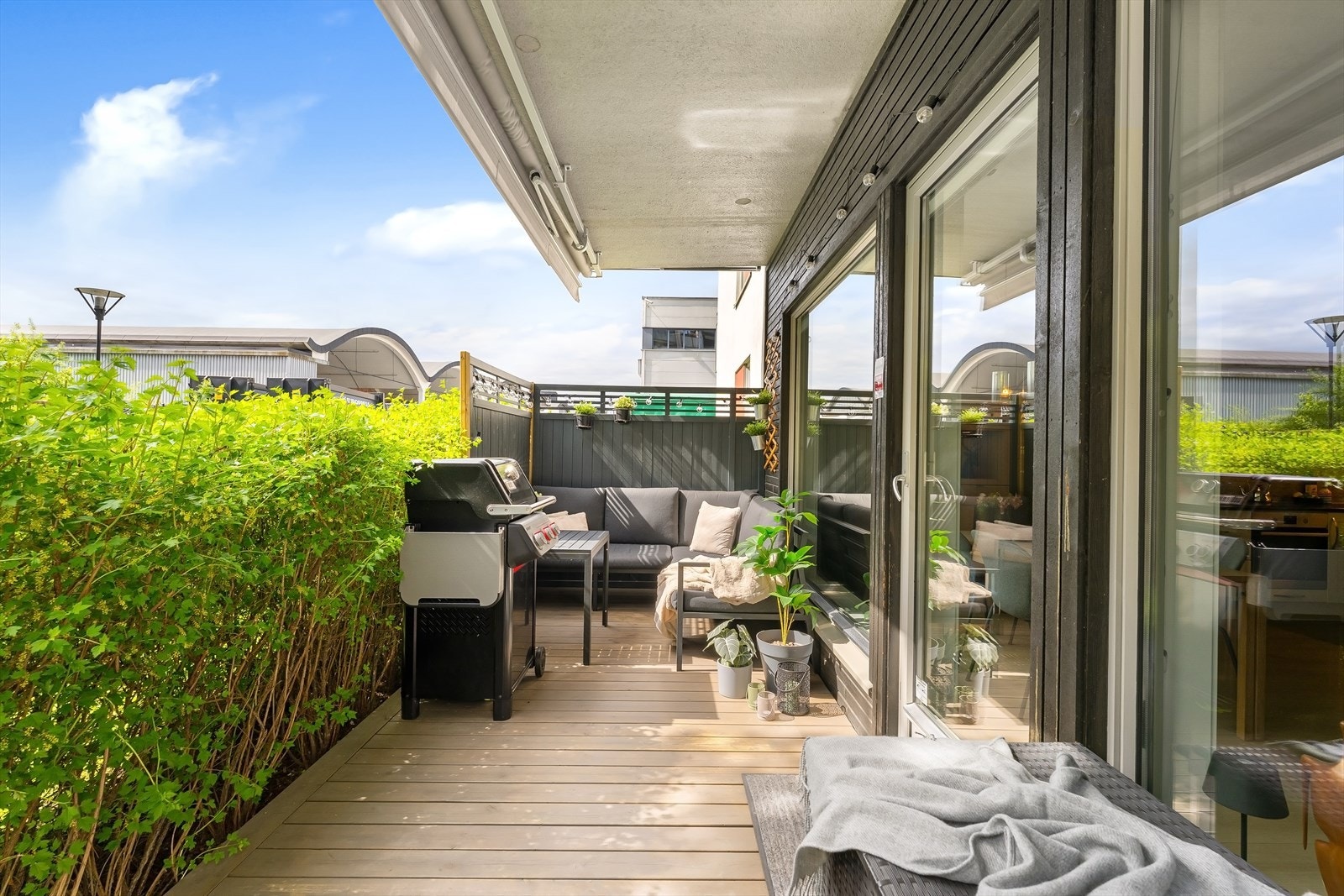 Flott, skjermet og solrik uteplass, delvis overbygget og med god plass til sittegruppe og grill. Galleribilde