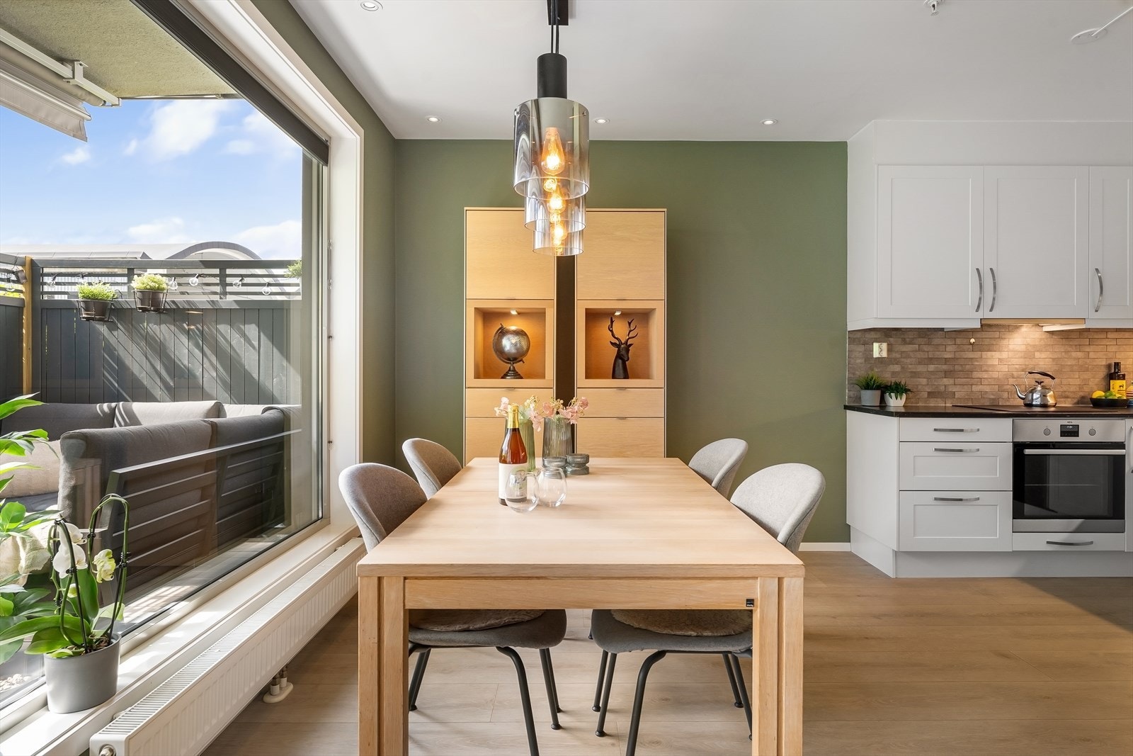 God plass til å dekke opp med langbord. Oppvarming med radiatorer. Felles varmtvann og fyring via fjernvarmeanlegg. Galleribilde