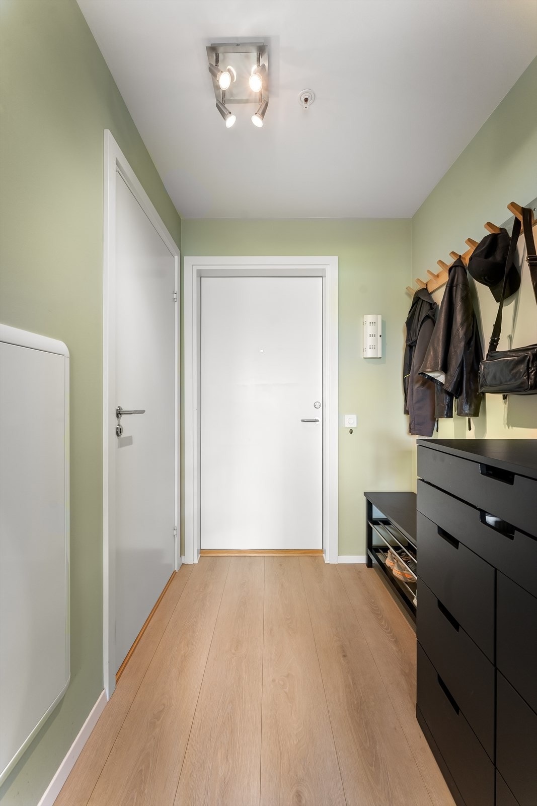 I tillegg til innvendig bod og rikelig med oppbevaringsplass i leiligheten, disppneres en bod rett utenfor inngangsdøren på ca. 5 kvm. Galleribilde