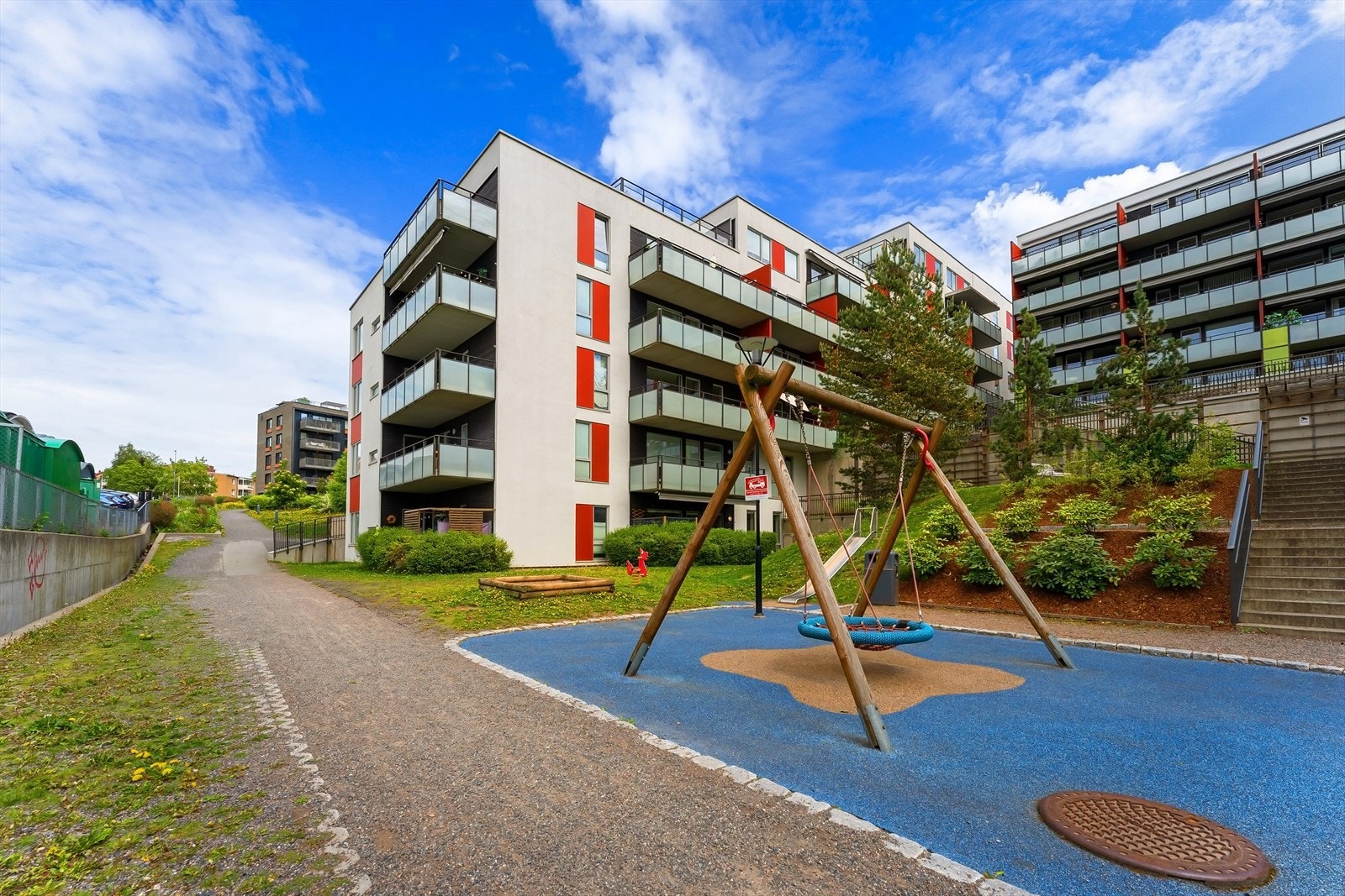 Sameiet har flotte fellesarealer som er parkmessig opparbeidet med gressplen, asfalterte internveier, belysning, lekeplass og sittegrupper. Galleribilde
